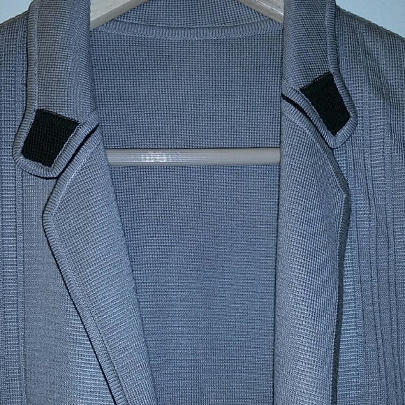 A beautiful blouse. - Picture 3 of 5